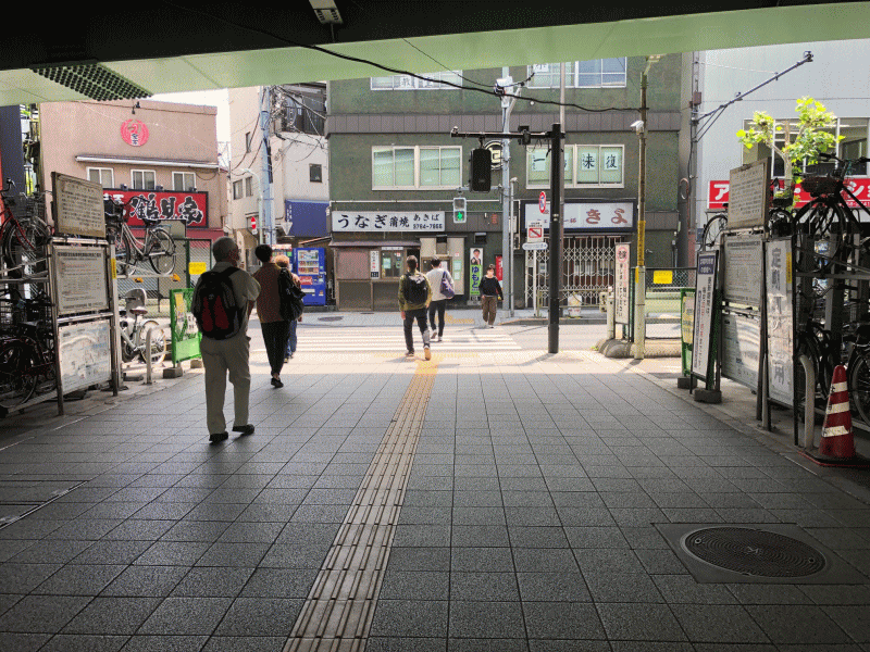 橋の下をくぐります