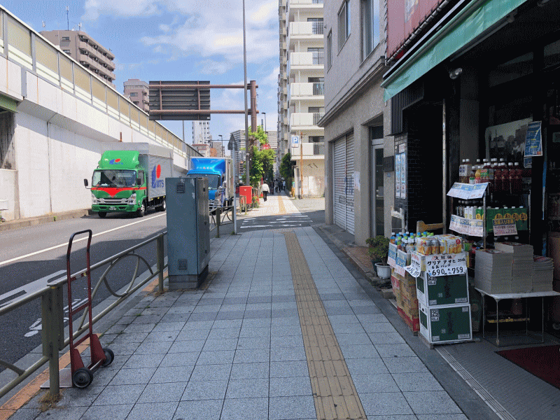 赤い郵便ポストがある所まで直進します