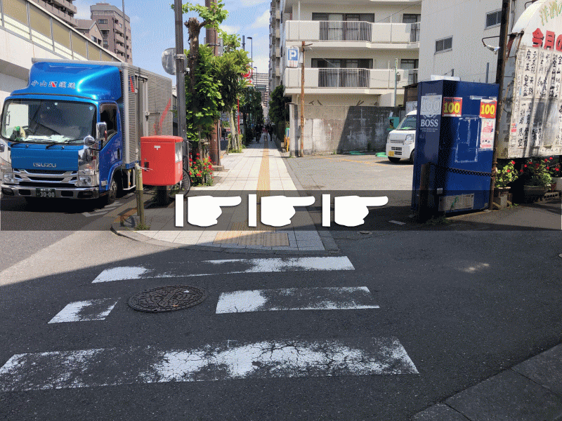 郵便ポストの手前の道を右方向へ進みます